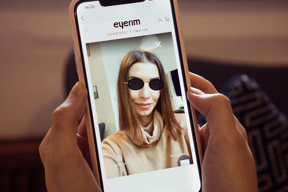 Naty Kerny trying on Dior Hypnotic sunglasses via eyerim Magic Mirror